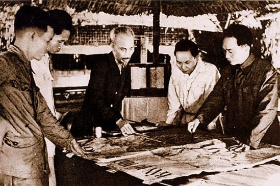 ướng Giáp cùng các lãnh đạo thống nhất kế hoạch tiến đánh Điện Biên Phủ năm 1954